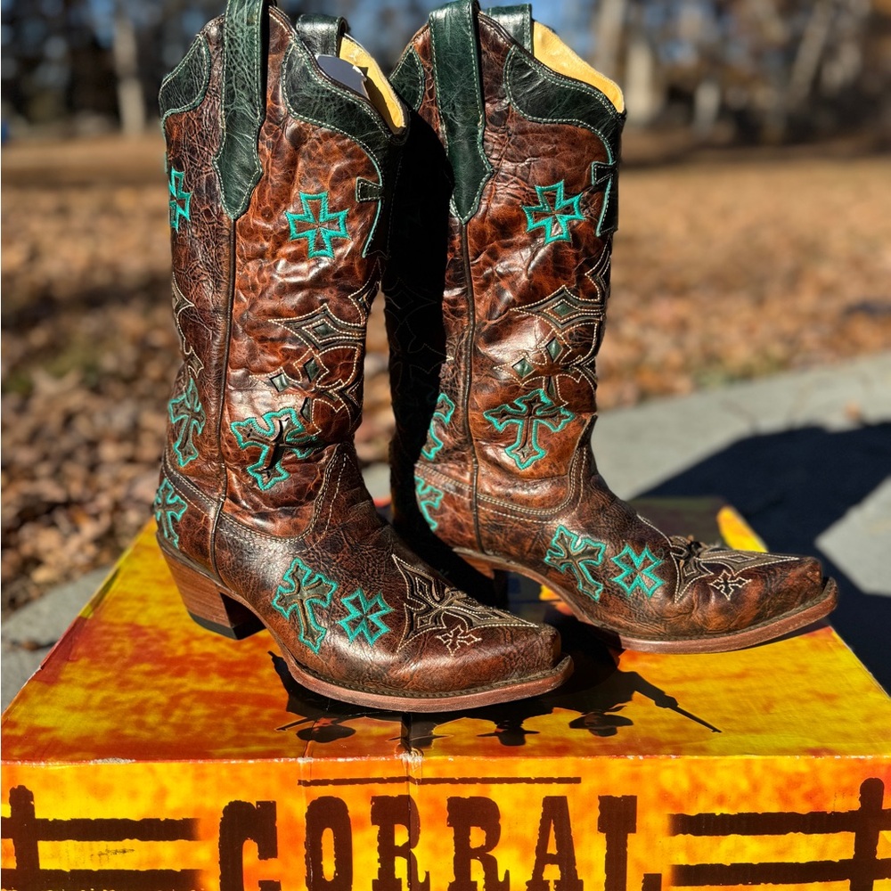 Corral Women's Brown and Turquoise Cowboy Boots
